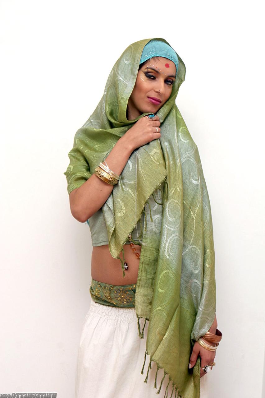 15P Das gepiercte indische Solomodel Tiziana posiert nicht nackt, um ihren sexy Körper zur Schau zu stellen