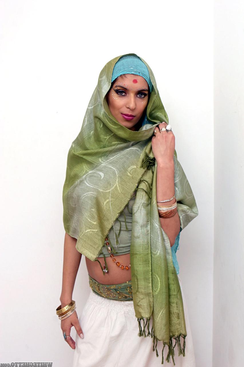 15P Das gepiercte indische Solomodel Tiziana posiert nicht nackt, um ihren sexy Körper zur Schau zu stellen