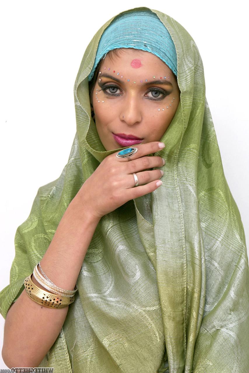 15P Das gepiercte indische Solomodel Tiziana posiert nicht nackt, um ihren sexy Körper zur Schau zu stellen