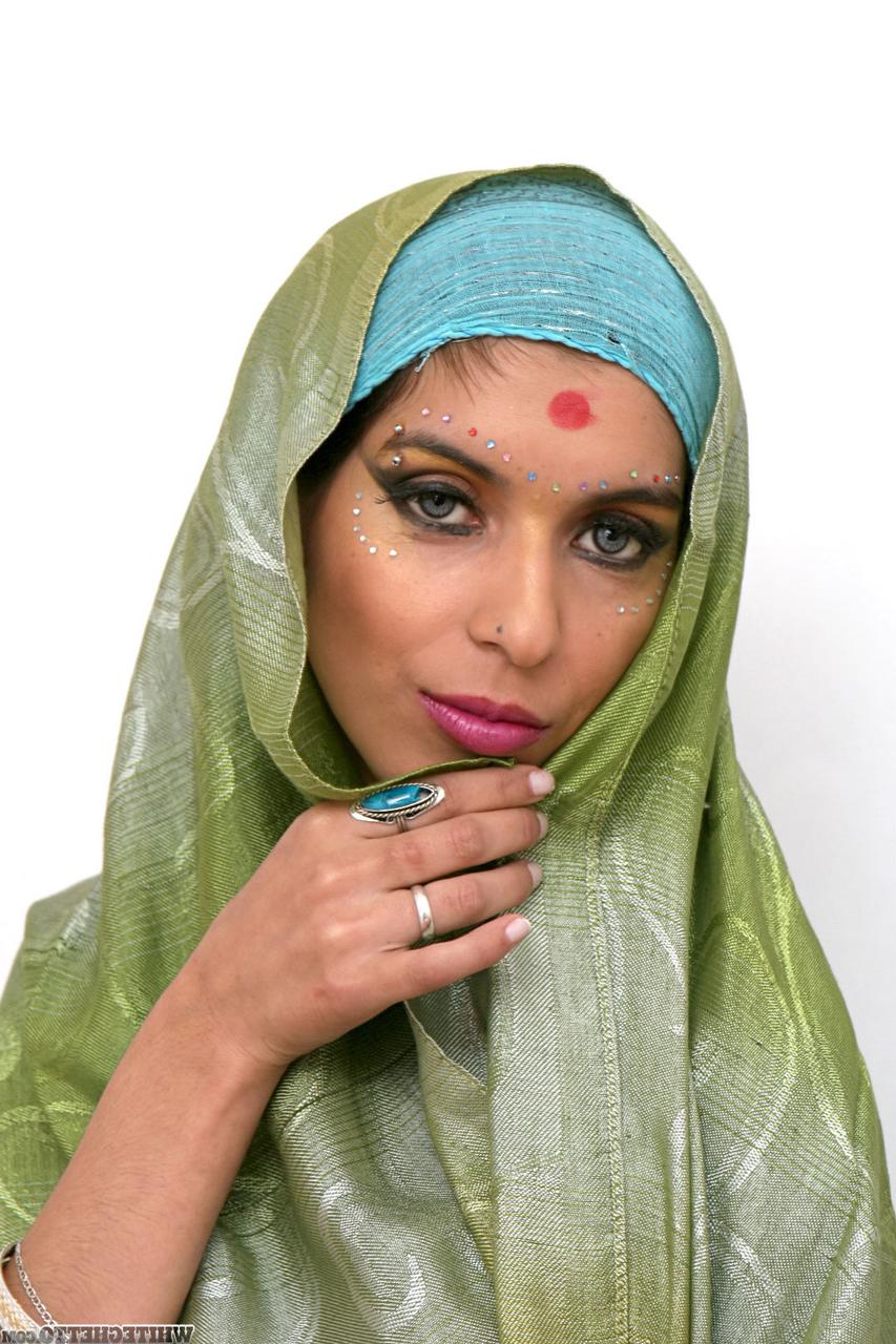 15P Das gepiercte indische Solomodel Tiziana posiert nicht nackt, um ihren sexy Körper zur Schau zu stellen