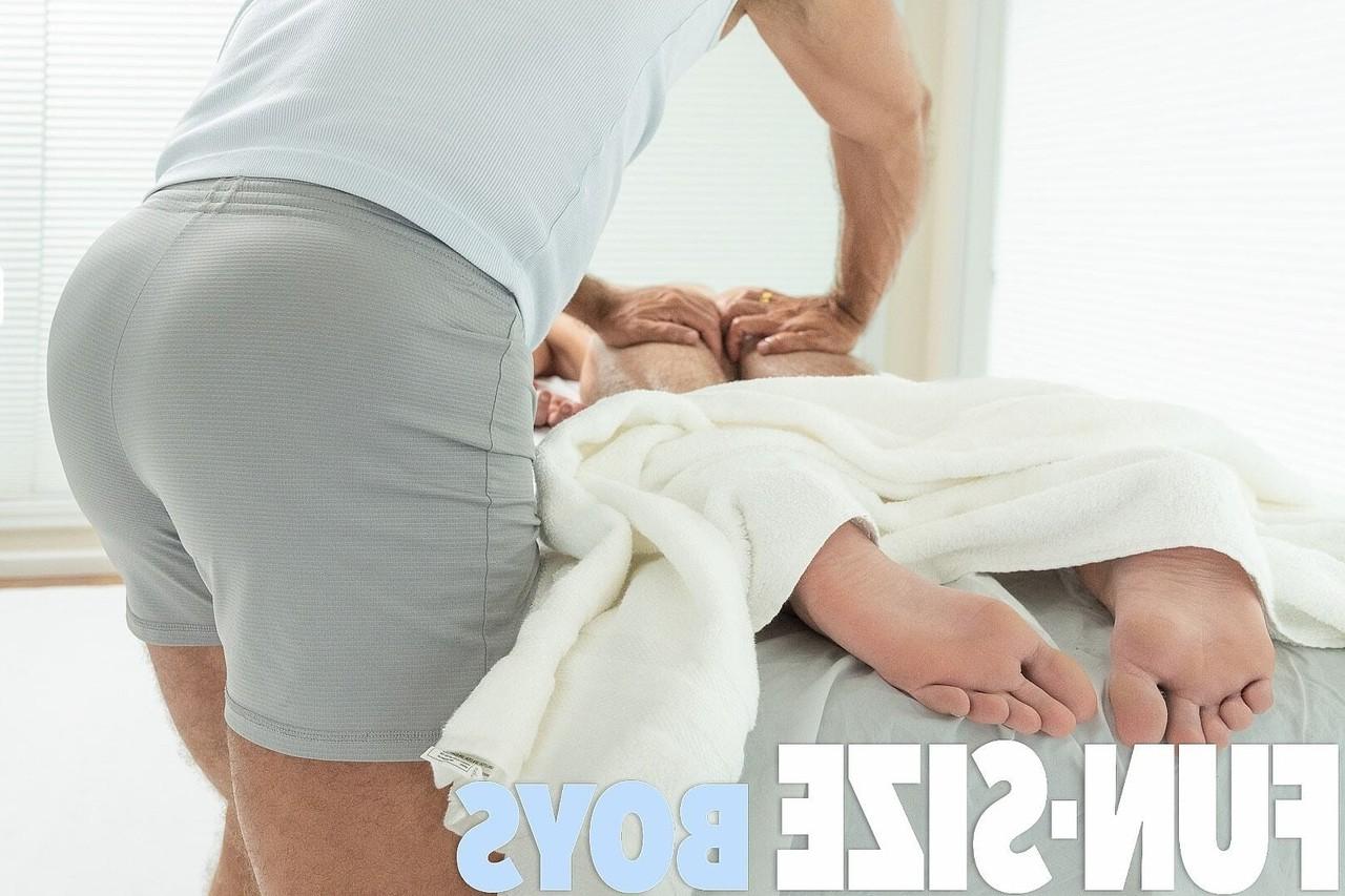 20P O massagista gay peludo Dillion Stone enfia o tesão na boca e na bunda de Max