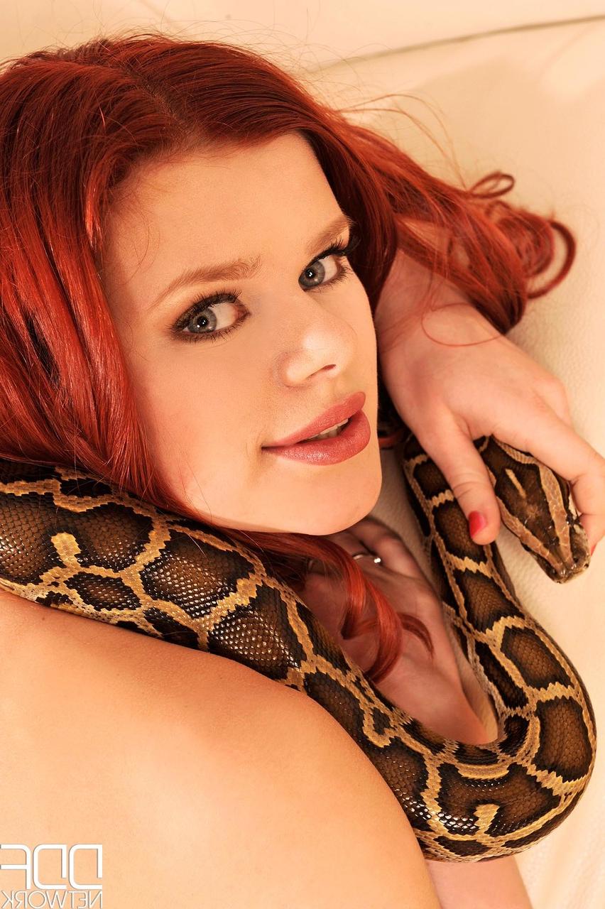 20P Babe Benji mostra seus peitos grandes enquanto posa com uma cobra no pescoço