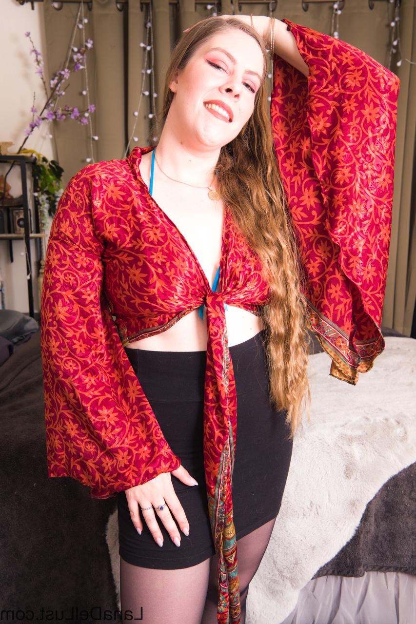 15P La sexy gorda amateur lana del lust muestra su gran culo y posa en medias de nailon