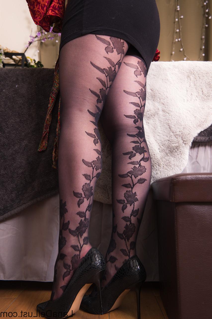 15P La sexy gorda amateur lana del lust muestra su gran culo y posa en medias de nailon
