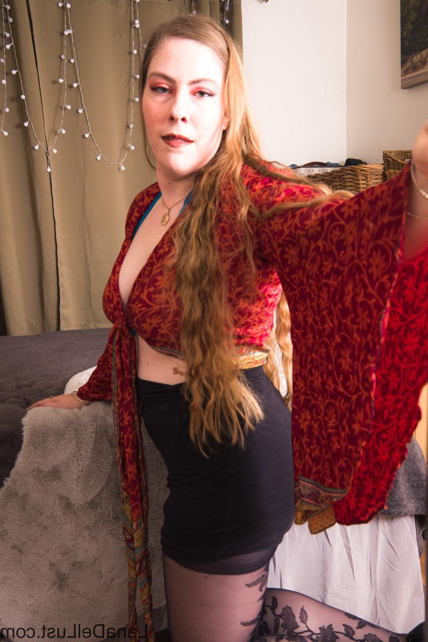 15P La sexy gorda amateur lana del lust muestra su gran culo y posa en medias de nailon
