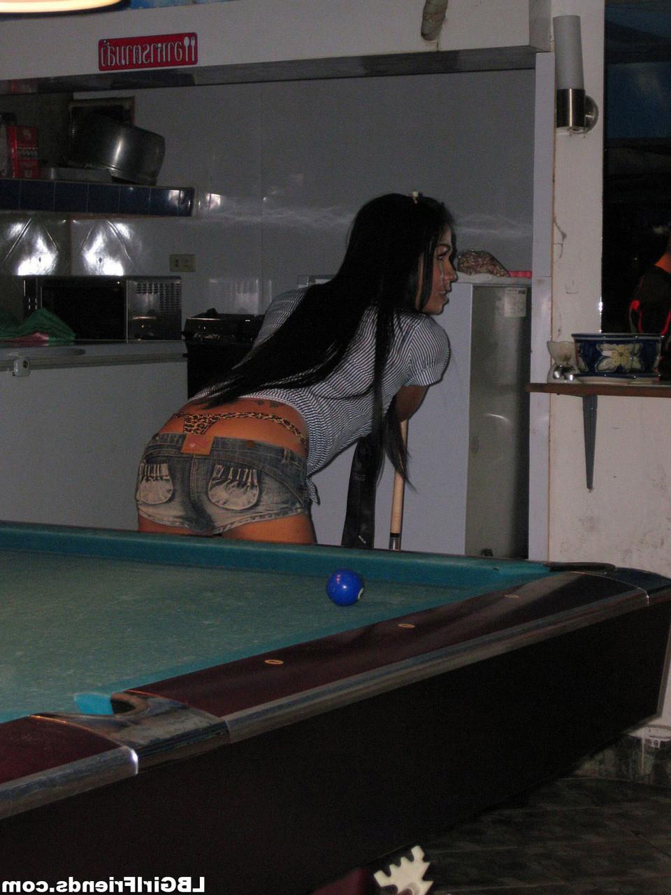 16P Die thailändische Shemale-Nutte und ihre Freundin spielen gerne Billard im örtlichen Club