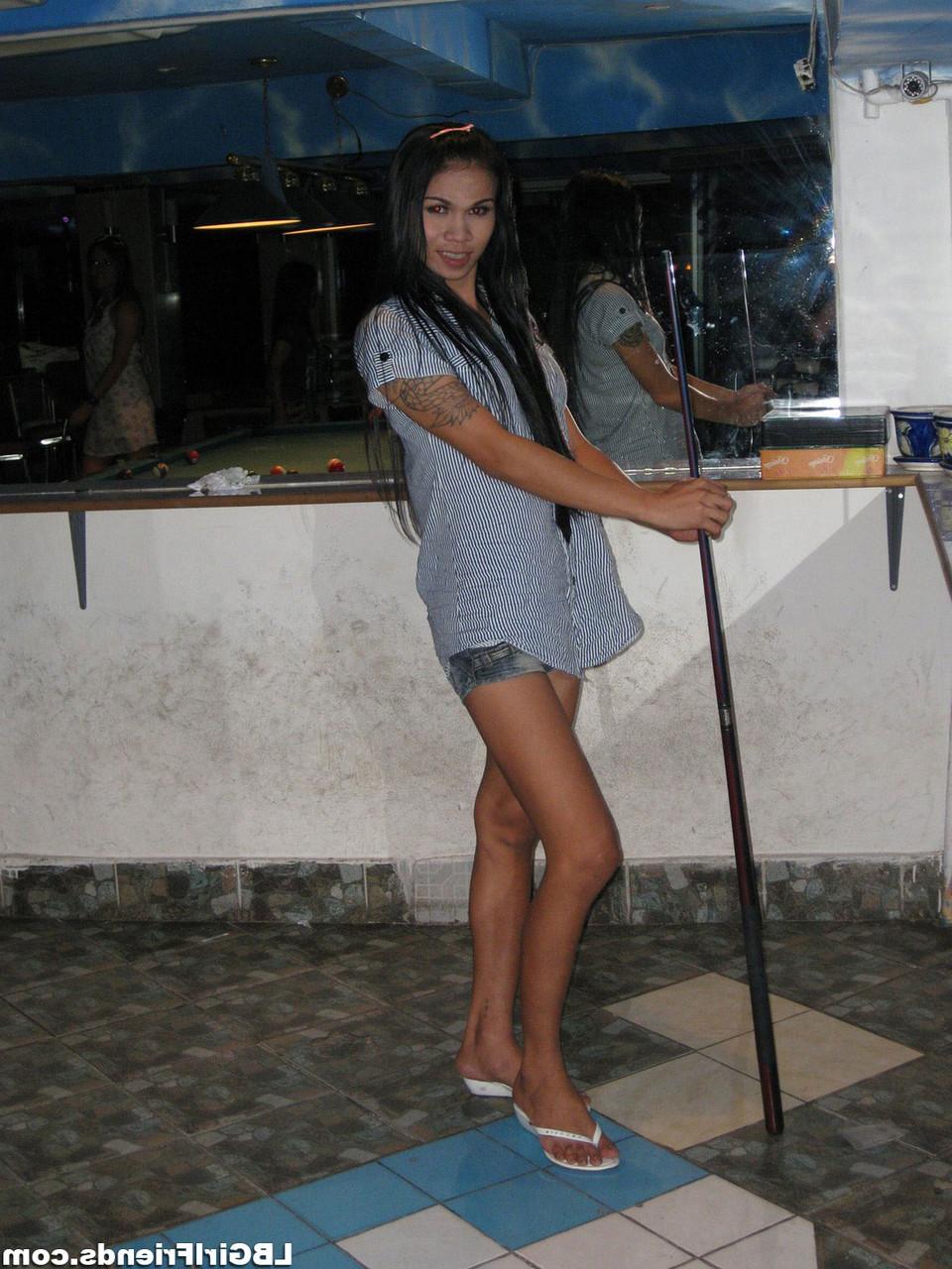 16P Die thailändische Shemale-Nutte und ihre Freundin spielen gerne Billard im örtlichen Club
