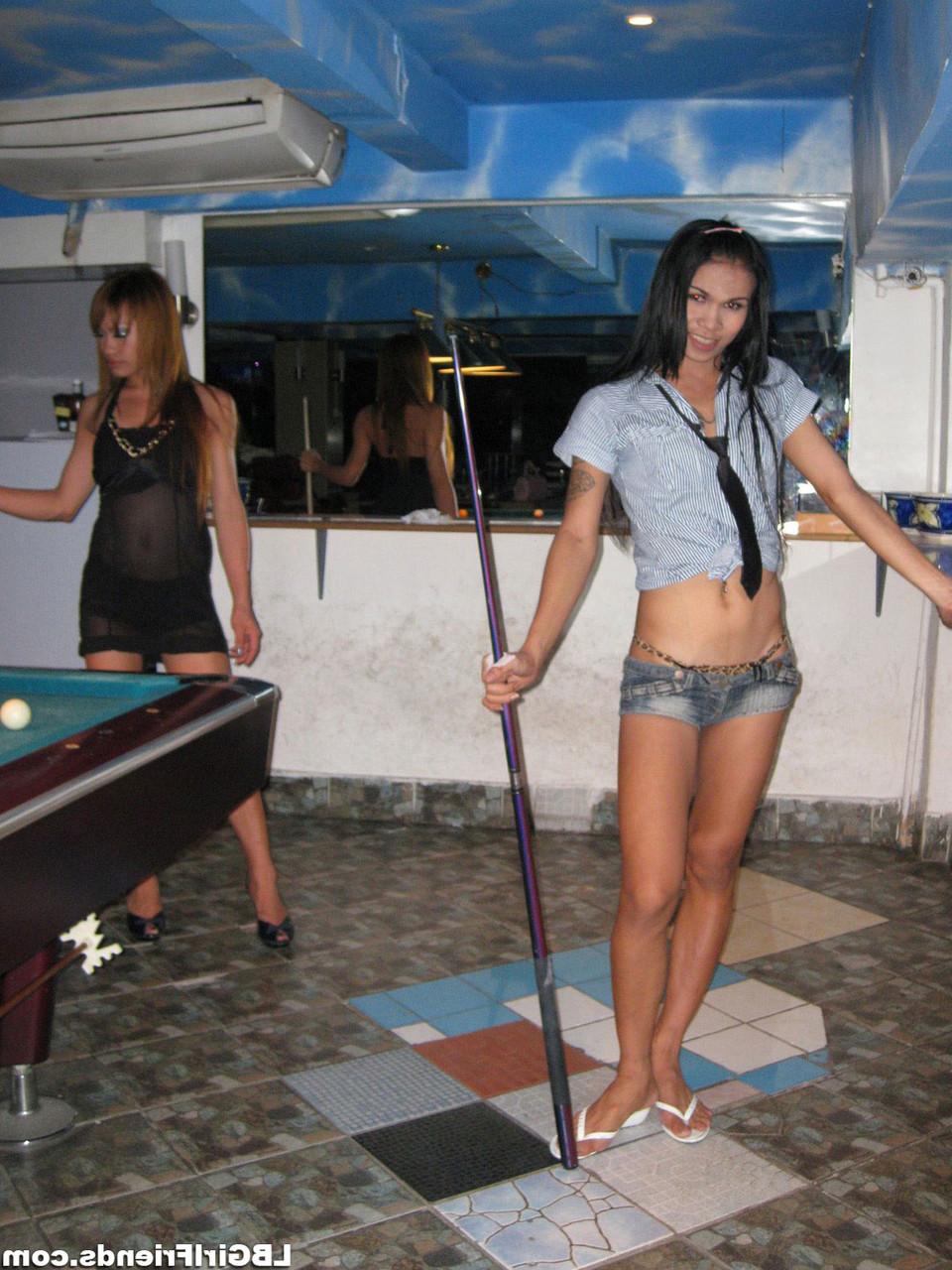 16P Die thailändische Shemale-Nutte und ihre Freundin spielen gerne Billard im örtlichen Club