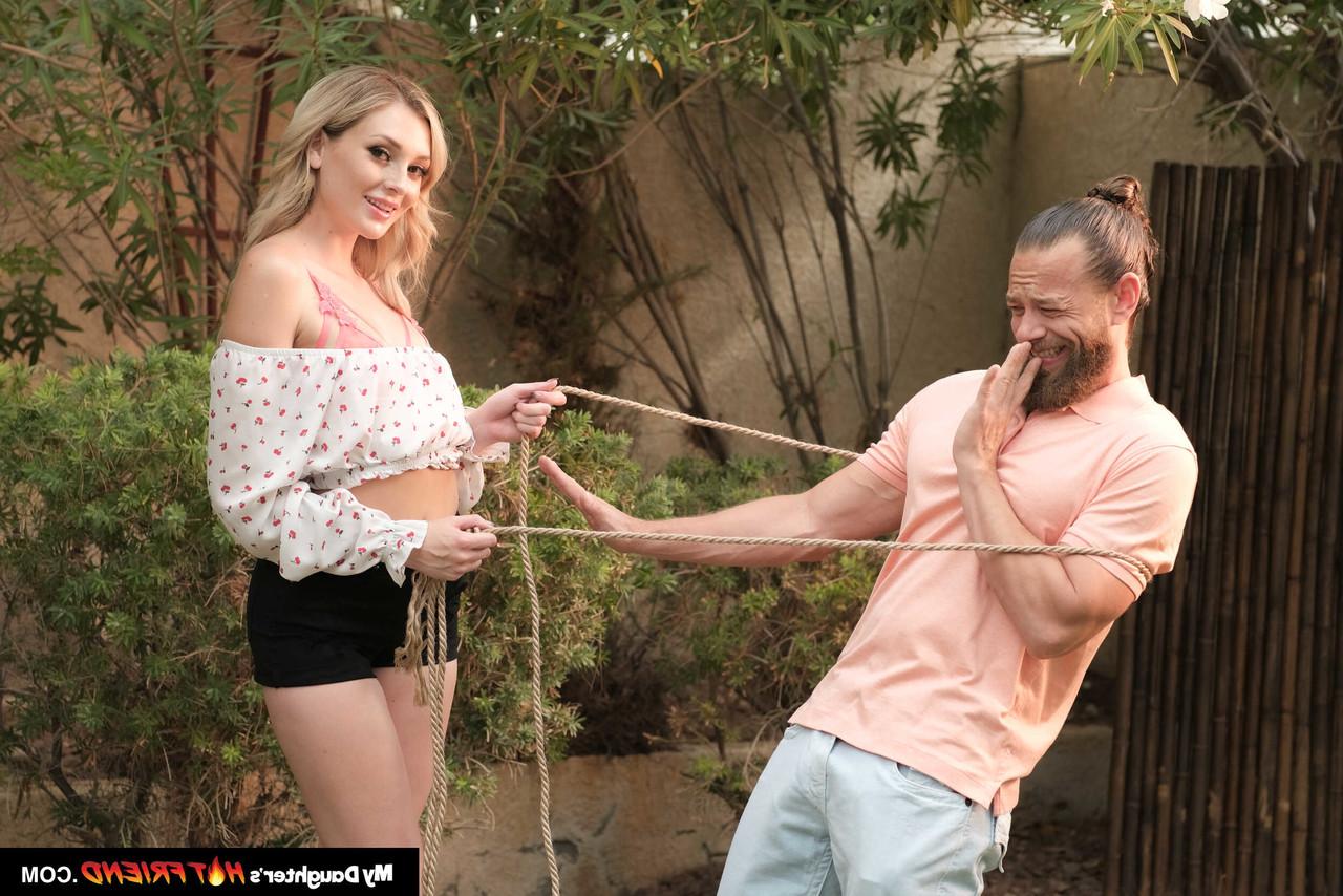 20P La blonde sexy Charlotte Sins profite d'une grosse bite après un léchage de chatte