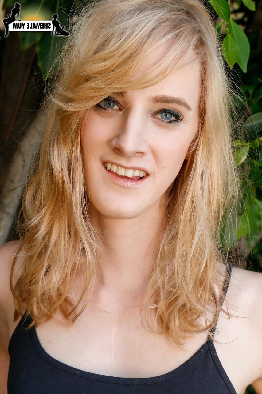 15P A t-girl loira Scarlett Hawthorne puxa o pau para fora e se masturba ao ar livre