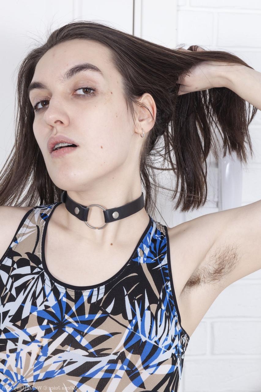 20P La hermosa amateur milena jugo muestra sus pequeñas tetas y su coño peludo