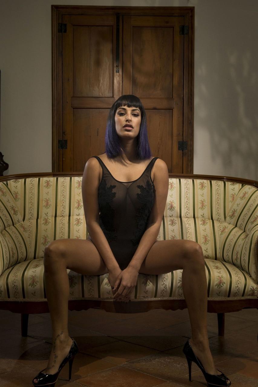 17P A mulher gostosa Kali Sudhra domina o amante negro submisso Jesus Reyes