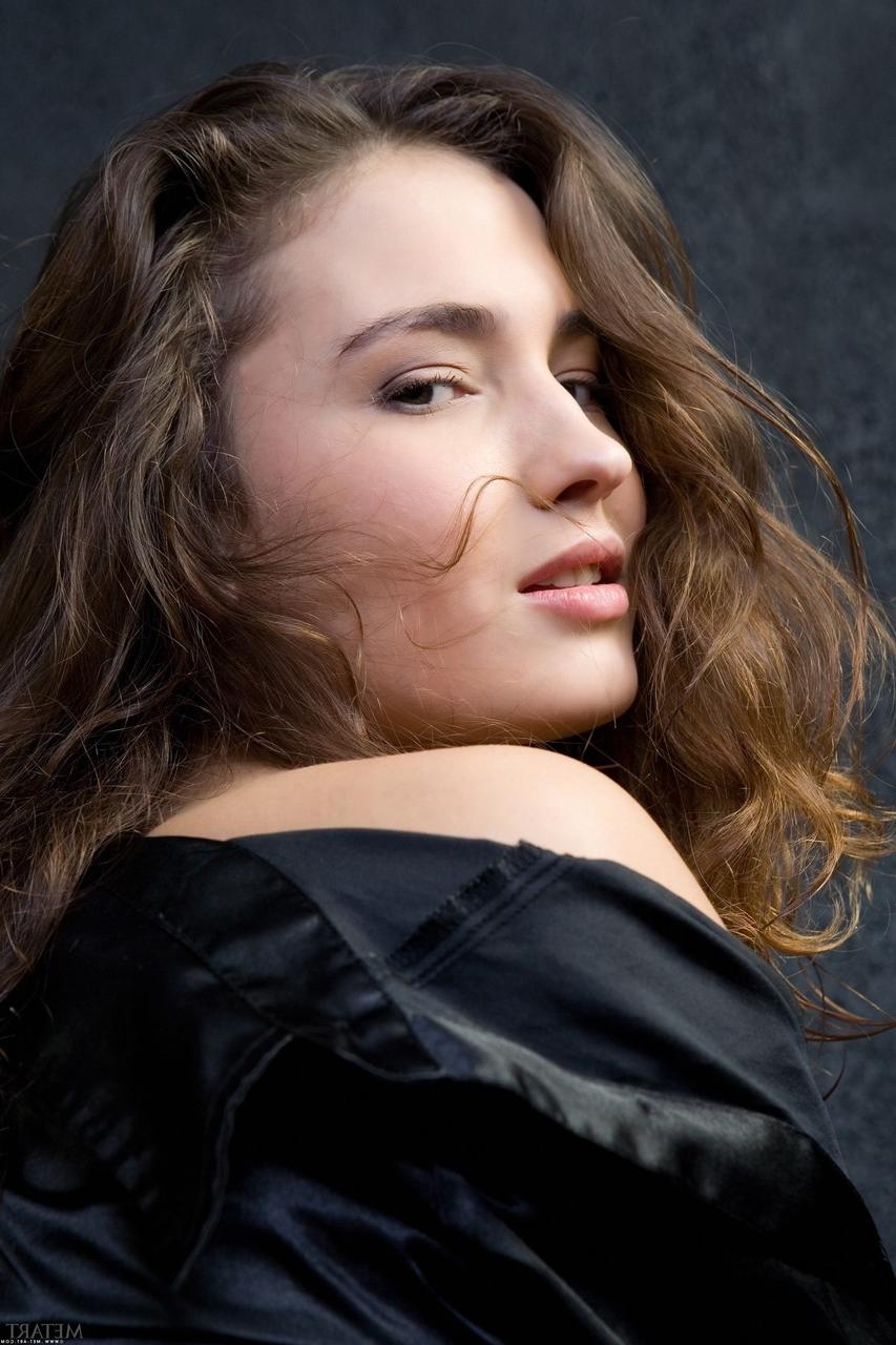 20P La jeune fille glamour Francine A montre son gros cul et sa chatte taillée.