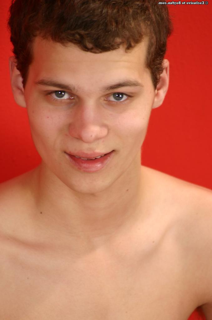 20P O gay magro Vincent tira a roupa e toca sua bunda e seu pau