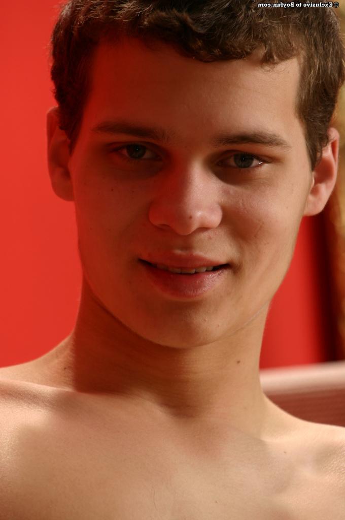 20P O gay magro Vincent tira a roupa e toca sua bunda e seu pau