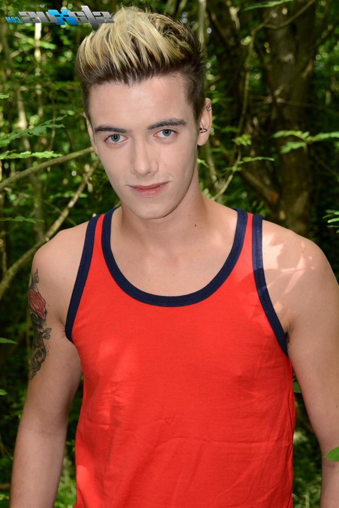 20P Garotos gays pouco legais Ethan White e Rhys Casey se beijam e transam ao ar livre
