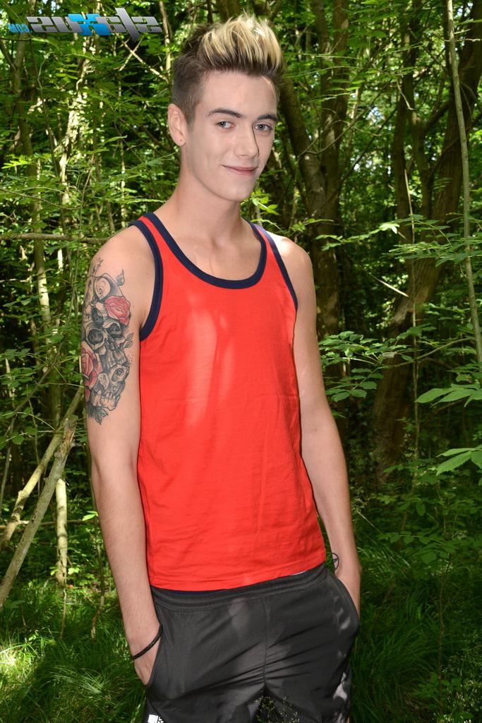 20P Garotos gays pouco legais Ethan White e Rhys Casey se beijam e transam ao ar livre