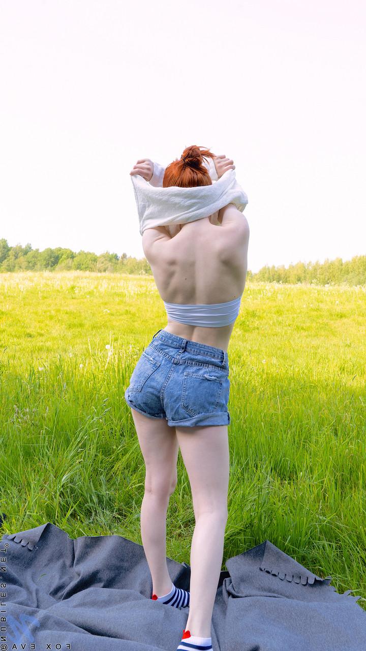 20P La pelirroja pequeña fox eva se desnuda y se masturba al aire libre