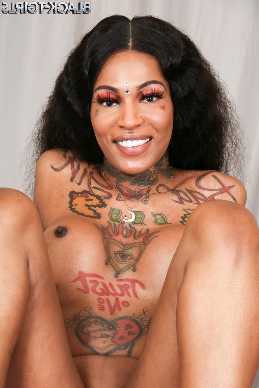 16P Baby Doll, transexuelle ébène tatouée, montre ses seins fermes et son gros cul.