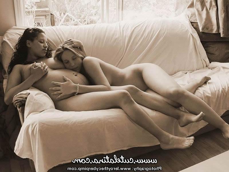 15P Mulheres grávidas Talia e Alyka acariciam os mamilos e a barriga uma da outra