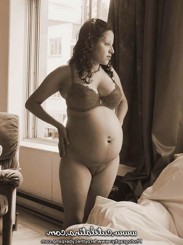 15P Mulheres grávidas Talia e Alyka acariciam os mamilos e a barriga uma da outra
