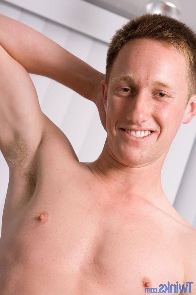 20P Twink pendurado Clay T sacode seu pau pequeno enquanto exibe suas bolas grandes