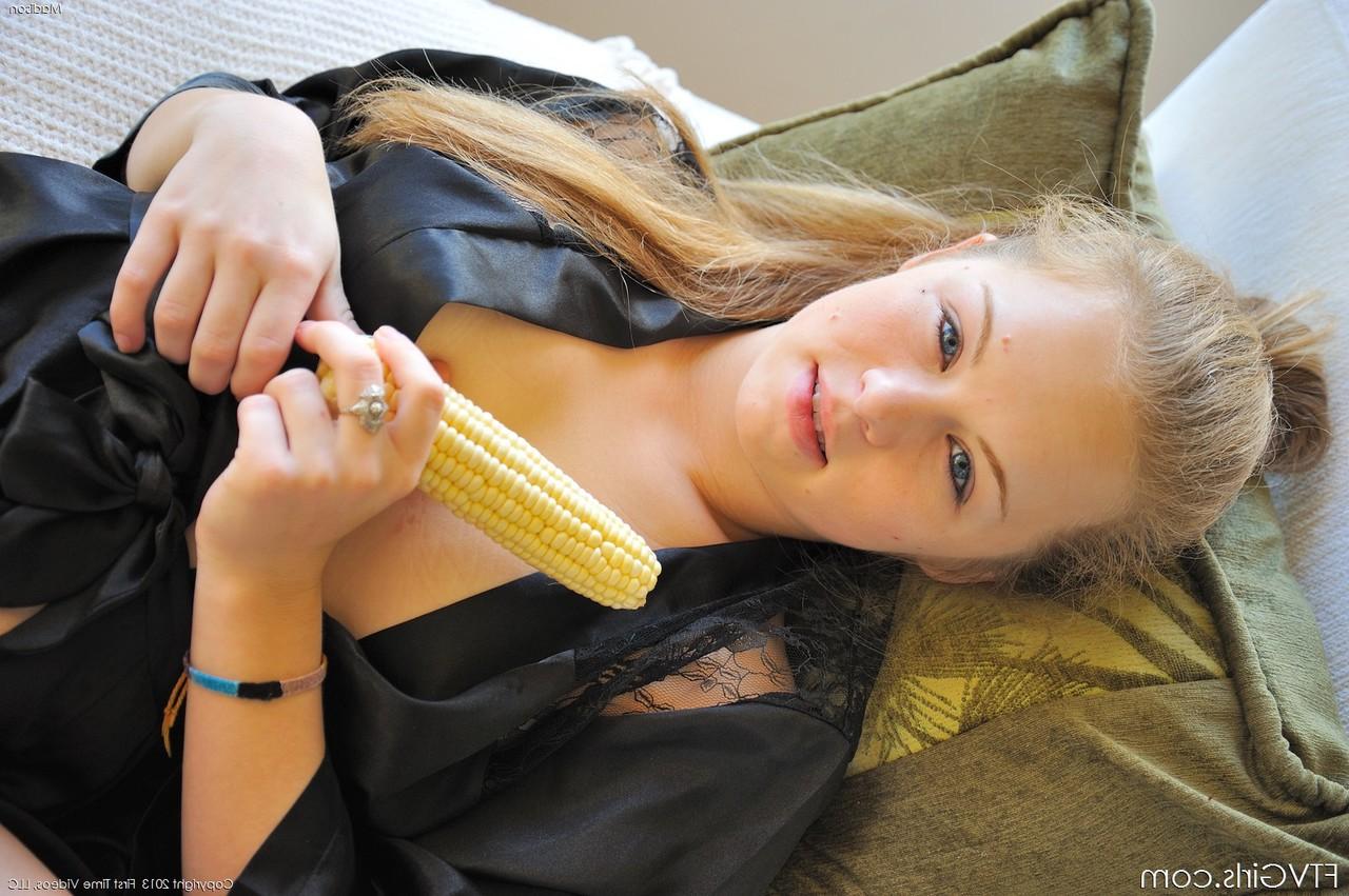 20P A linda gata amadora Madison fodendo uma banana madura e uma espiga de milho em um solo
