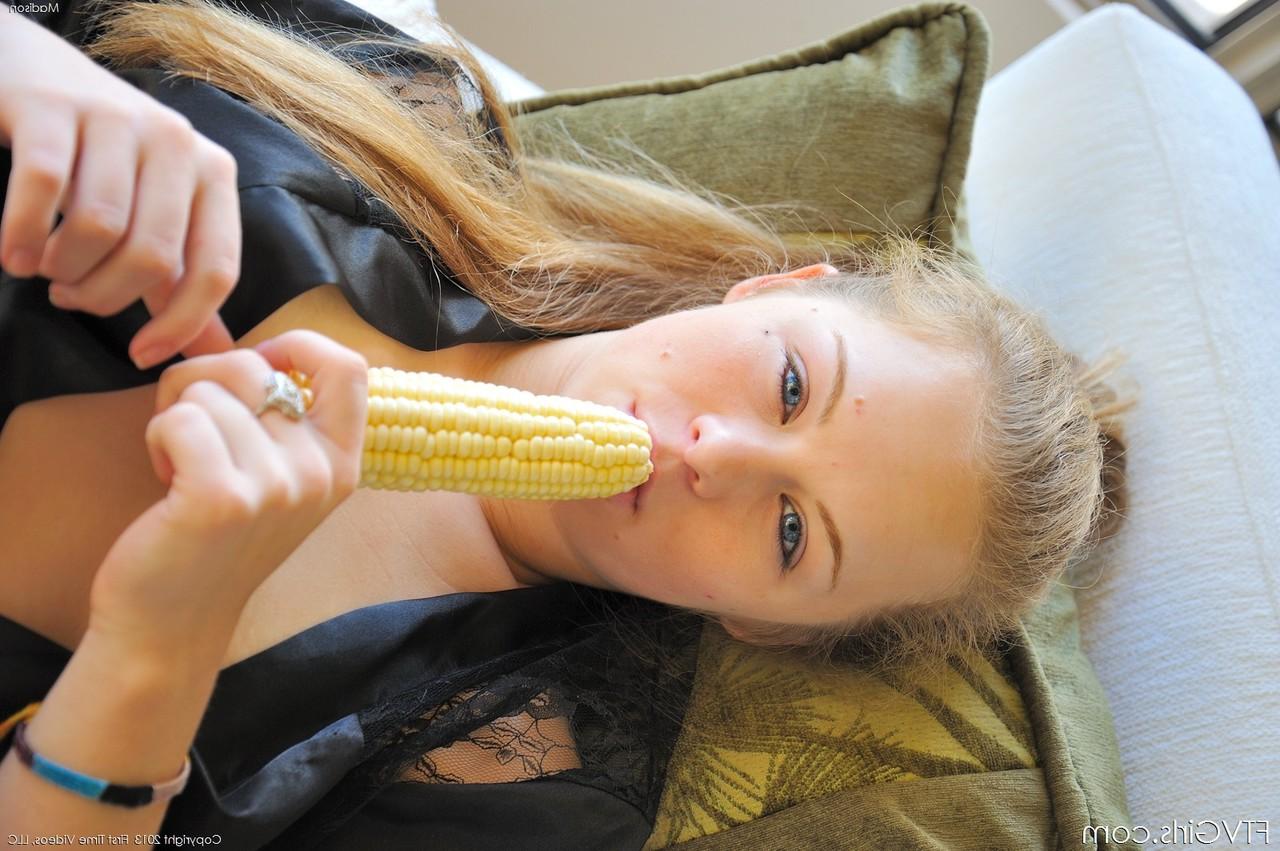 20P A linda gata amadora Madison fodendo uma banana madura e uma espiga de milho em um solo