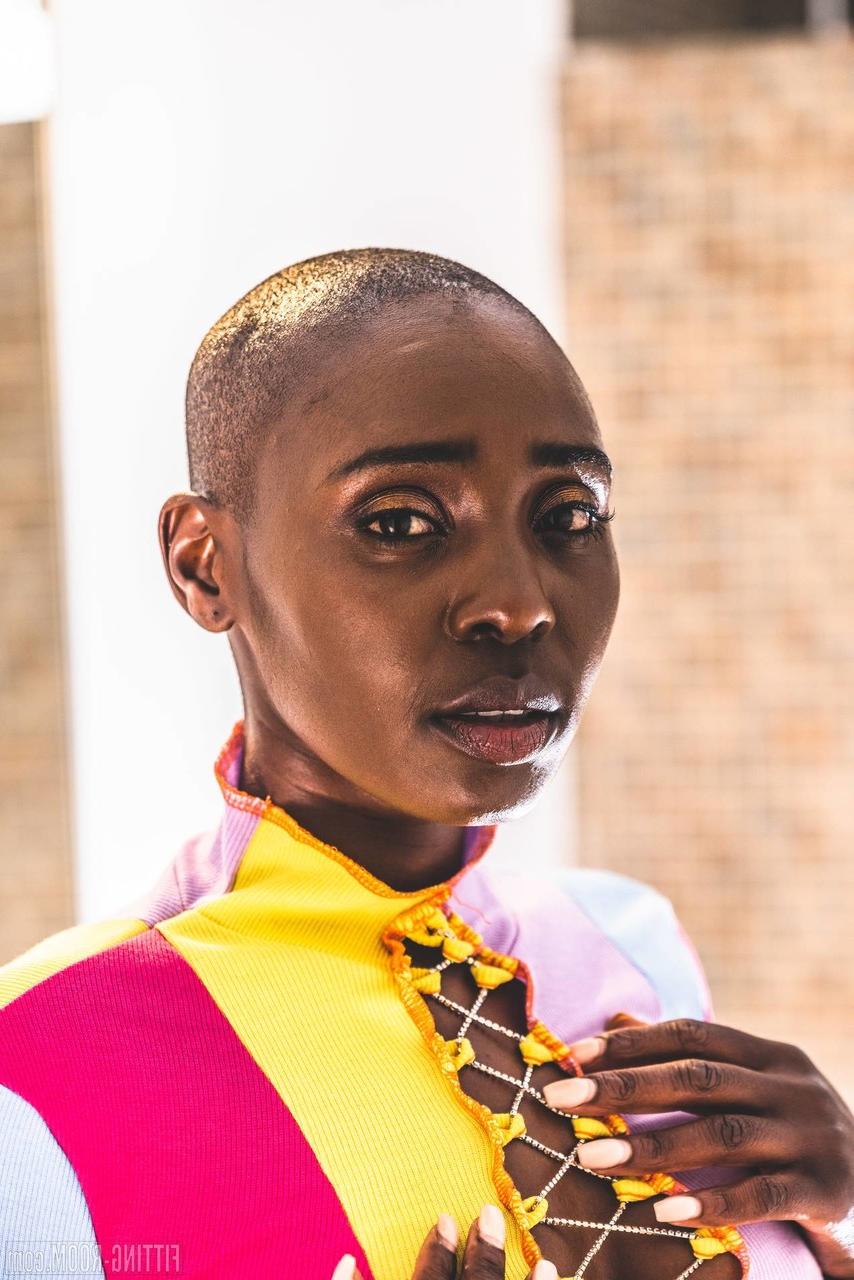 10P O adolescente Ebony Zaawaadi ostenta uma cabeça careca enquanto se masturba com um vibrador rosa