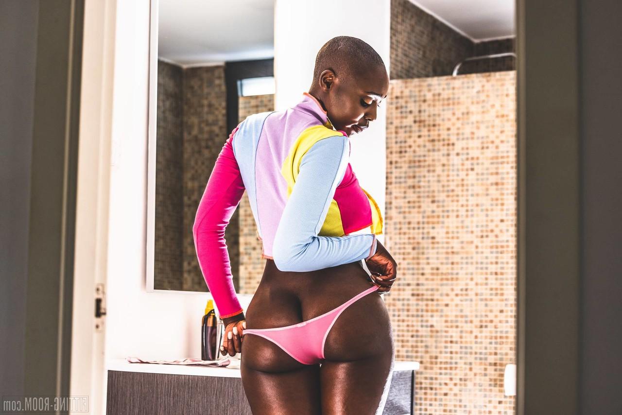 10P O adolescente Ebony Zaawaadi ostenta uma cabeça careca enquanto se masturba com um vibrador rosa