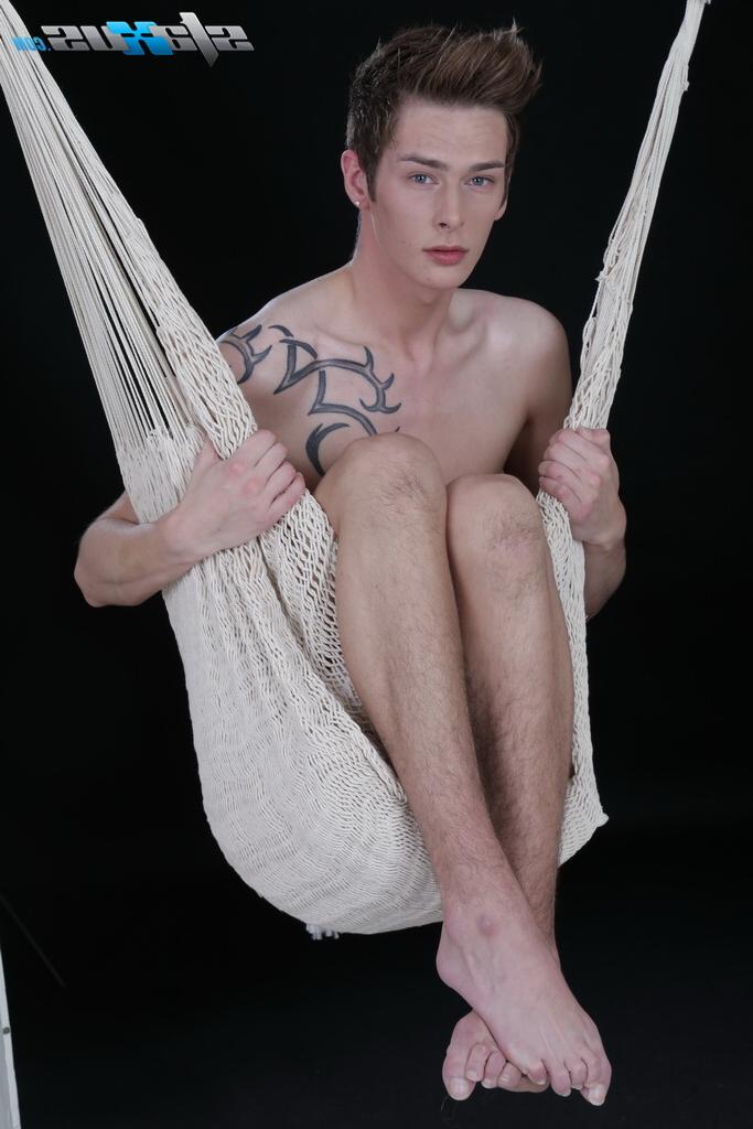 20P Twinks Kris Wallace e Connor Levi chupam o pau um do outro e fazem sexo anal