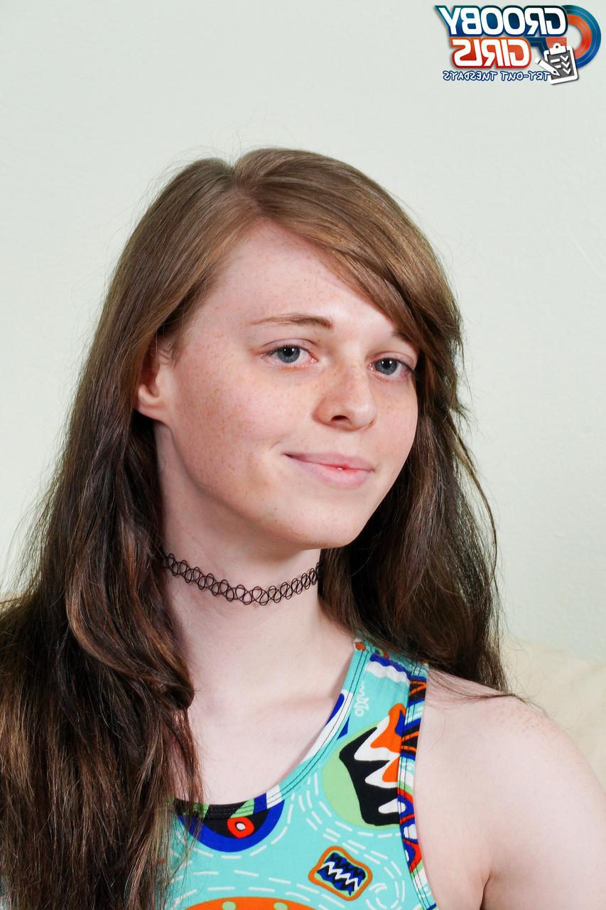 15P A travesti bem alta Quinnn expõe seus peitos minúsculos e seu pau pequeno