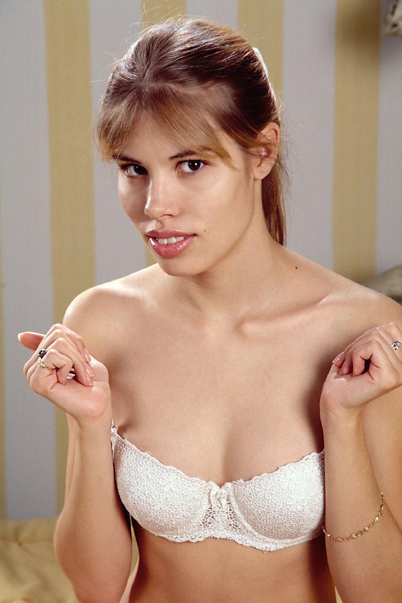 20P Amateur-Babe Christine zieht sich langsam aus und neckt mit ihren Brüsten