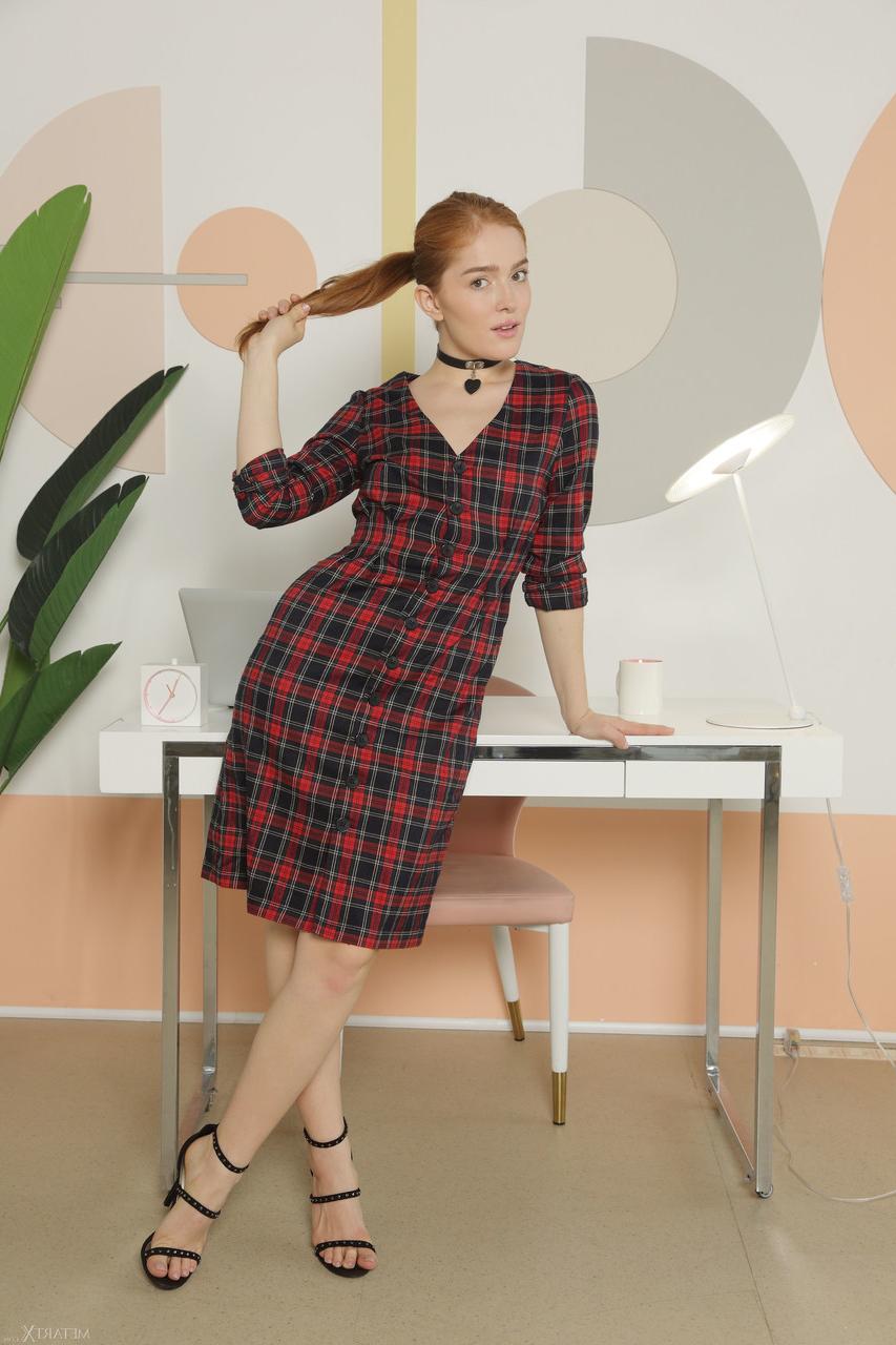 20P Die rothaarige Russin Jia Lissa fingert sich selbst und spreizt ihre großen Arschbacken