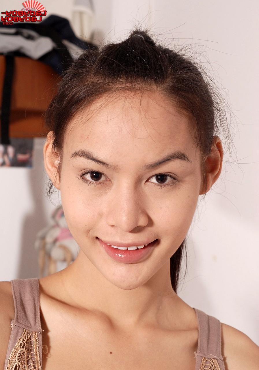 16P Die hübsche asiatische Shemale Earn zeigt ihre festen Titten und ihren lutschbaren Schwanz