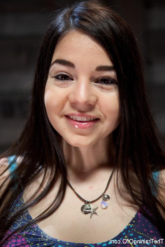 14P Chica de cabello oscuro penetrada en la vagina durante el entrenamiento de esclava sexual