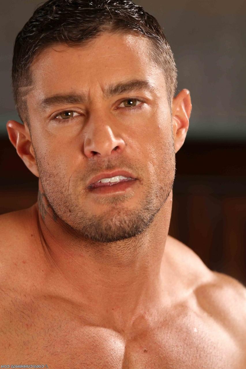 20P Das schwule Model Cody Cummings zeigt seinen sexy Körper und masturbiert mit einem Fleshlight