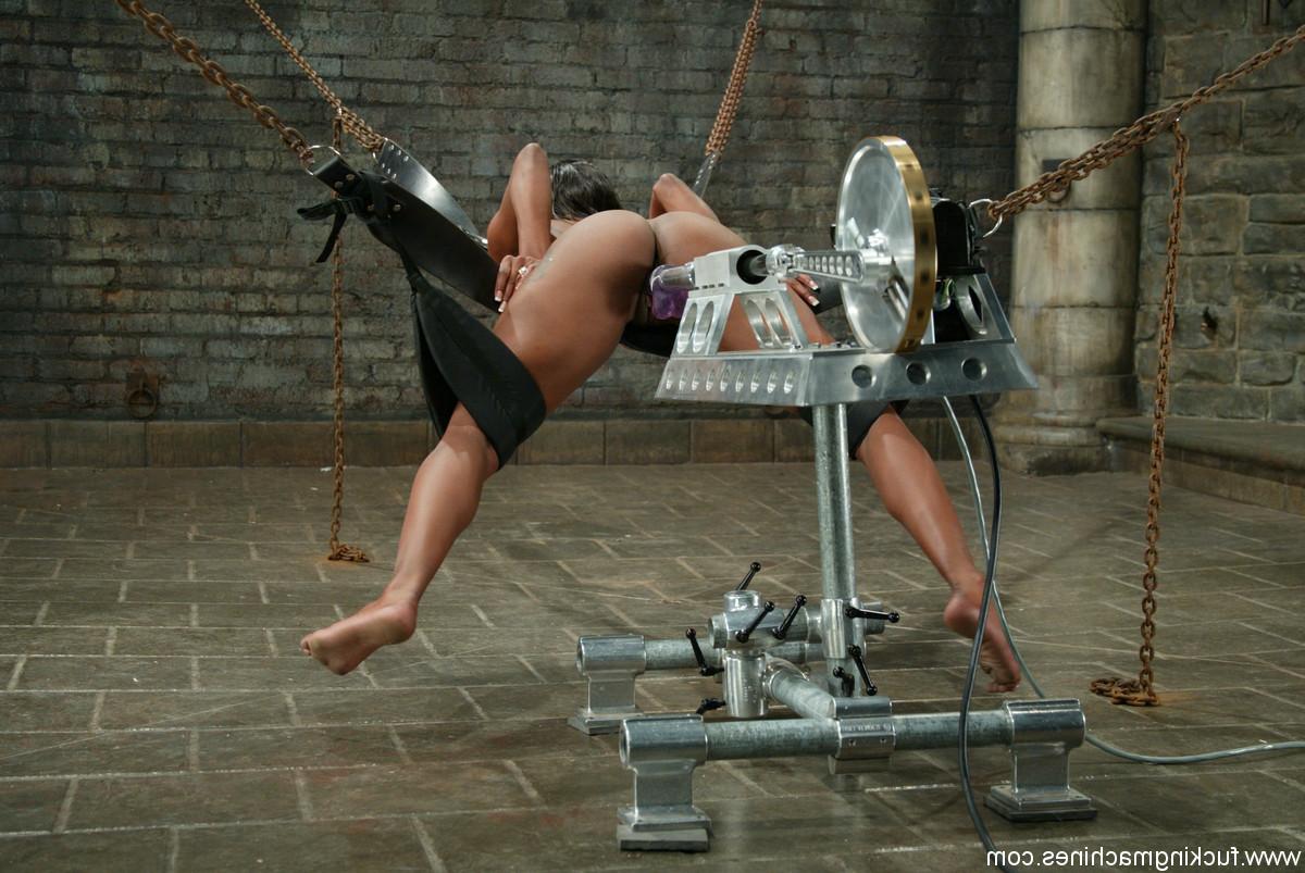 20P A vagabunda negra Erica Sommers monta um vibrador de máquina doggystyle em uma cena BDSM quente