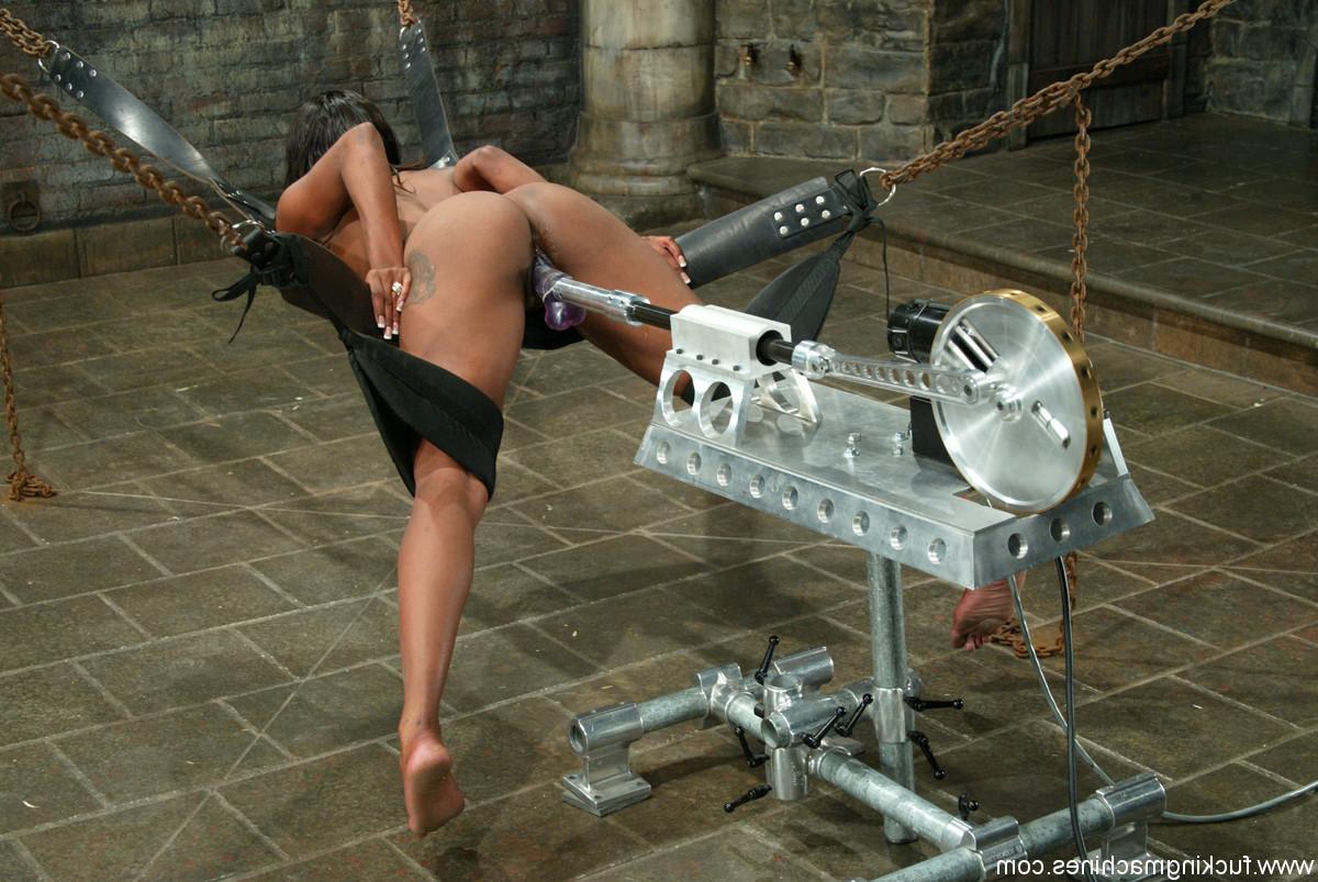 20P A vagabunda negra Erica Sommers monta um vibrador de máquina doggystyle em uma cena BDSM quente