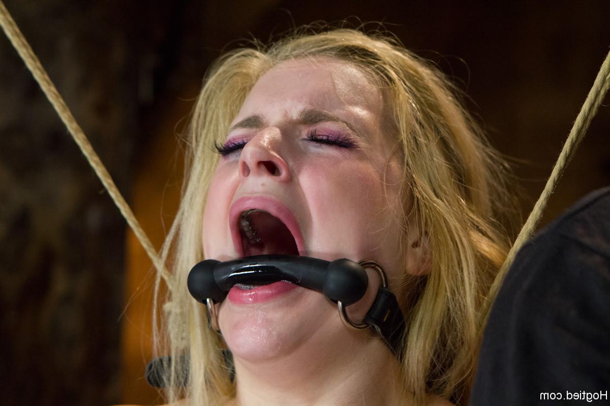 20P La blonde sexy Danielle Delaunay reçoit une punition orgasmique dans un bondage à la corde.