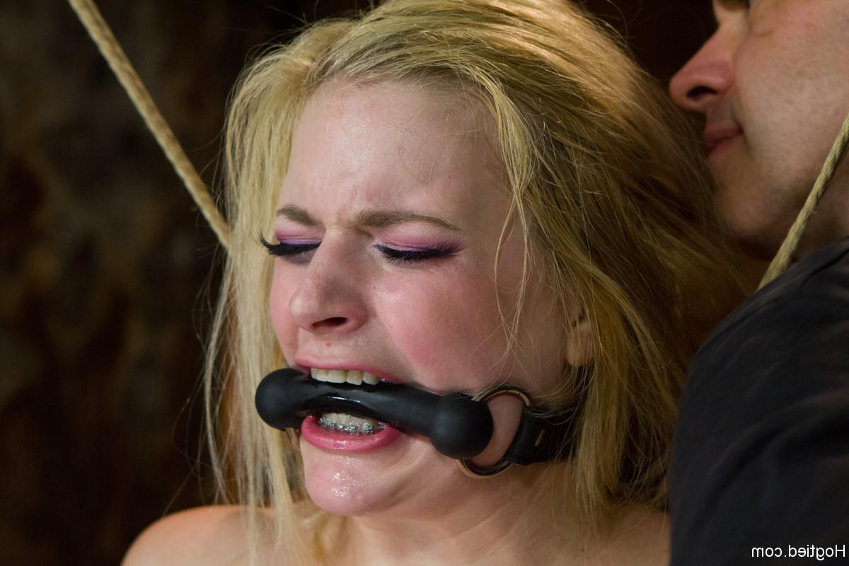 20P La blonde sexy Danielle Delaunay reçoit une punition orgasmique dans un bondage à la corde.