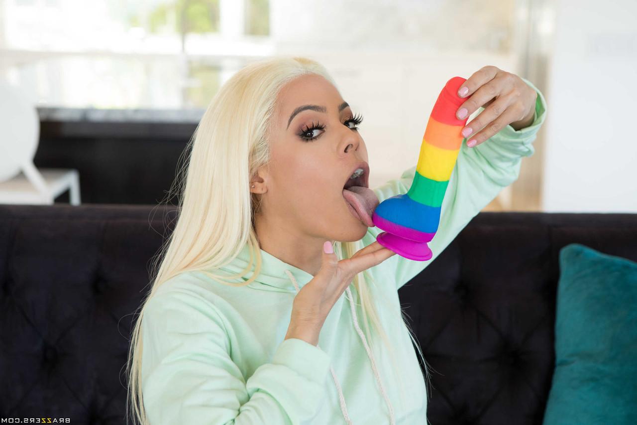 20P Loira Latina Luna Star exibe seus grandes juggs e buracos raspados na câmera