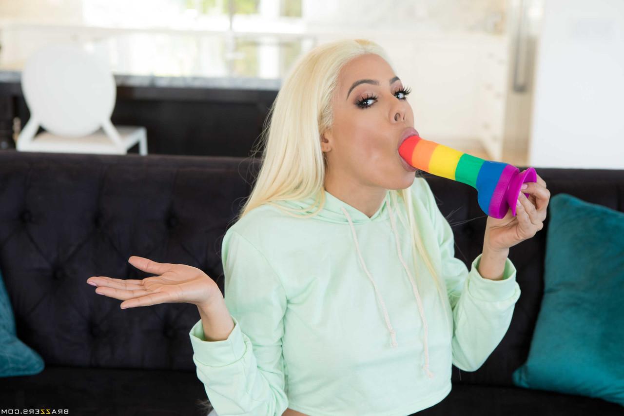 20P Loira Latina Luna Star exibe seus grandes juggs e buracos raspados na câmera
