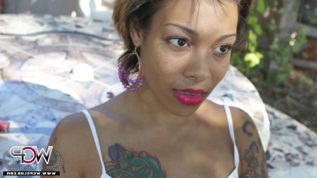 12P La negra tatuada Diamond se atraganta con una polla negra durante una follada gonzo al aire libre