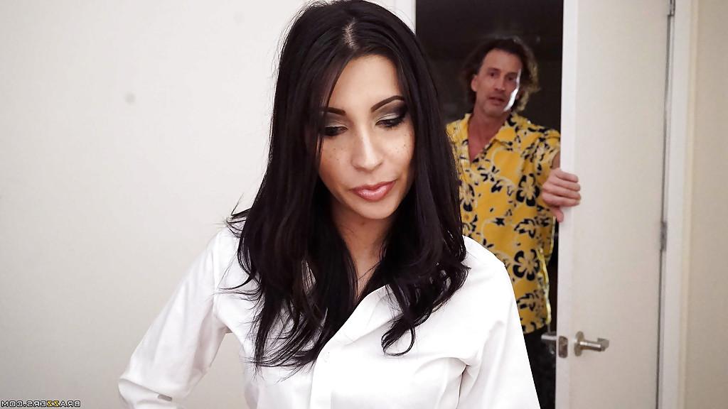 16P Das heiße brünette Dienstmädchen Jade Jentzen tropft nach dem Blowjob Sperma über das Kinn