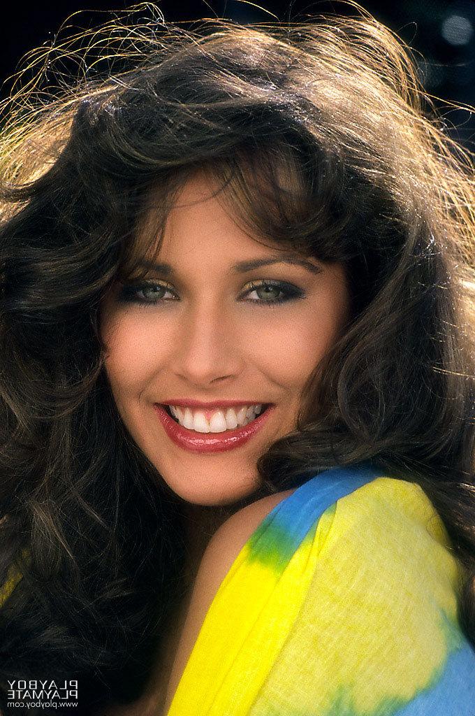 16P Morena erótica americana com peitos grandes Karen Velez posando de alegria