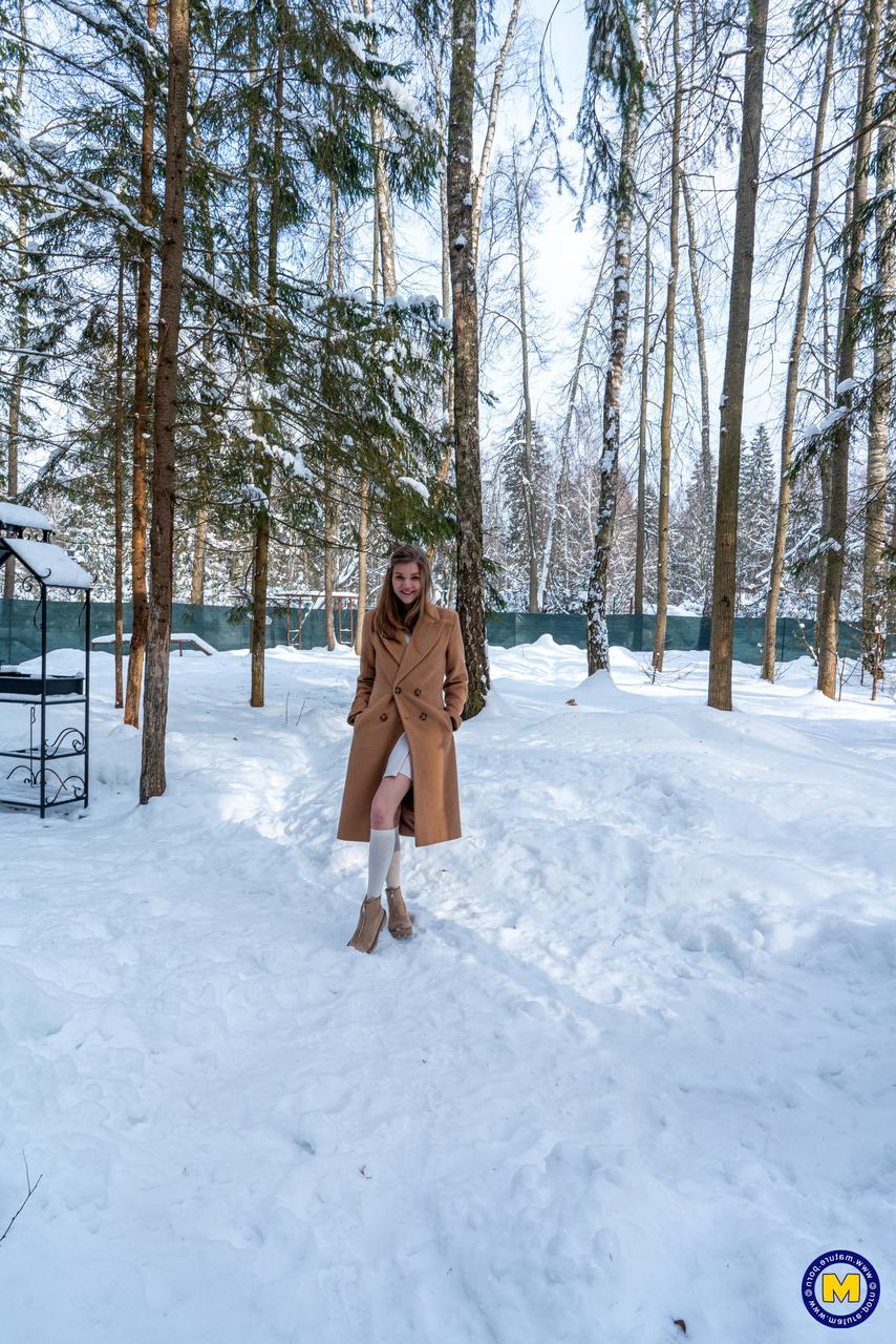 20P As gatas russas brincalhonas Amanda Clarke e Isadora mostram suas bocetas na neve