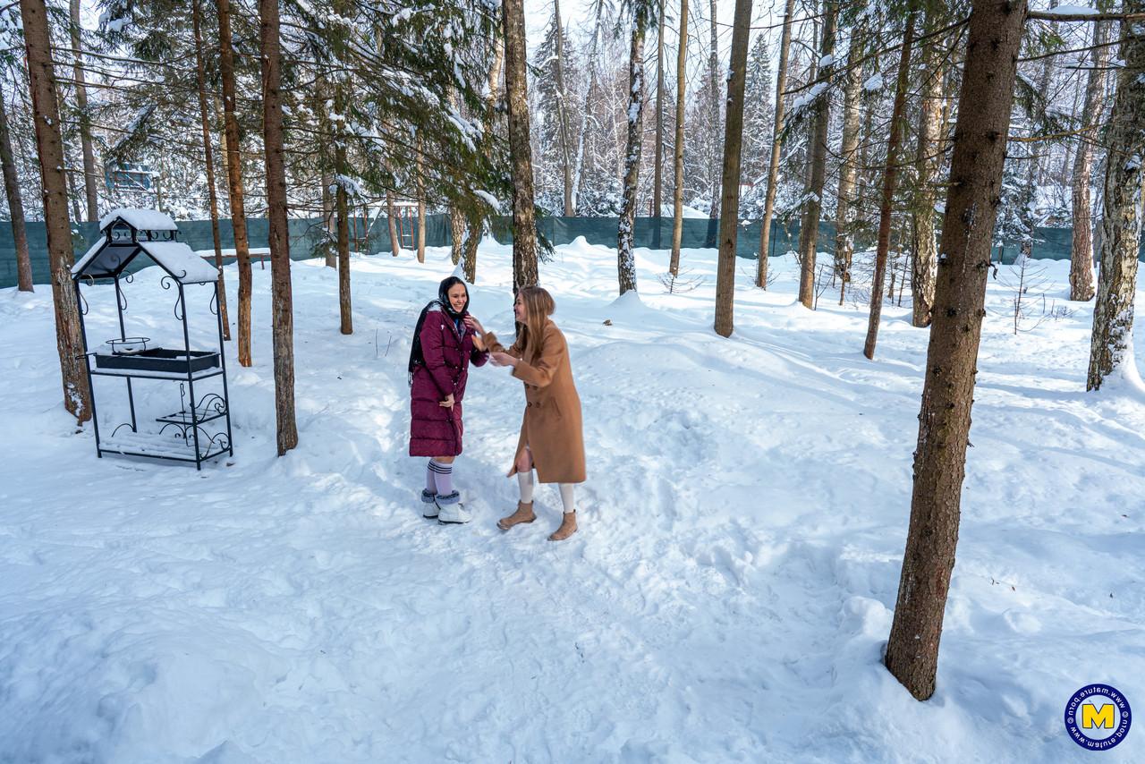 20P As gatas russas brincalhonas Amanda Clarke e Isadora mostram suas bocetas na neve