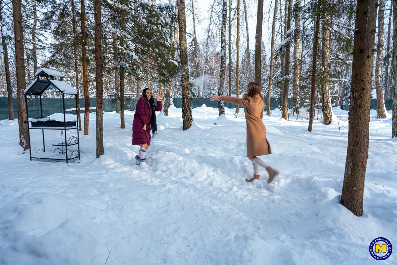 20P As gatas russas brincalhonas Amanda Clarke e Isadora mostram suas bocetas na neve