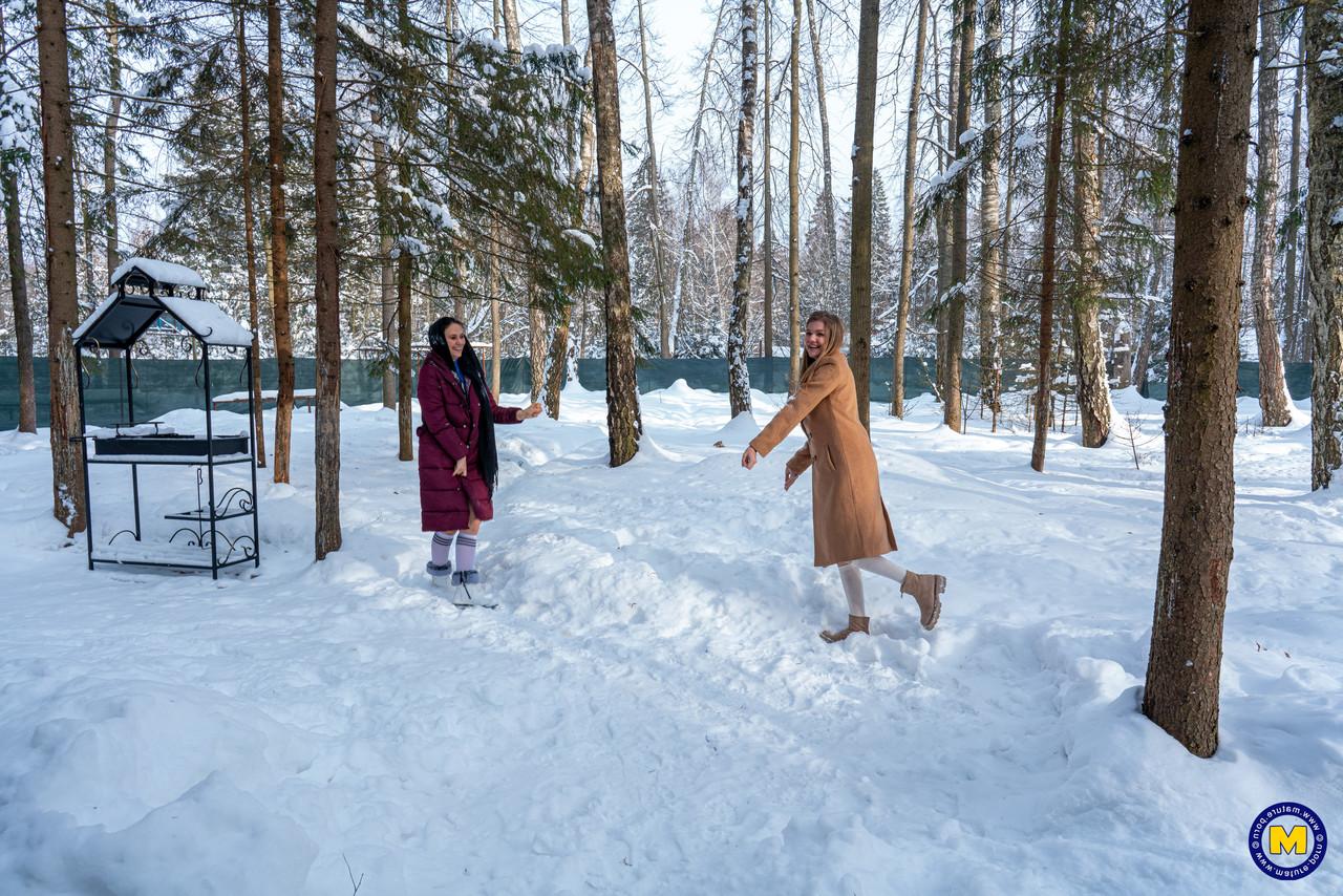 20P As gatas russas brincalhonas Amanda Clarke e Isadora mostram suas bocetas na neve